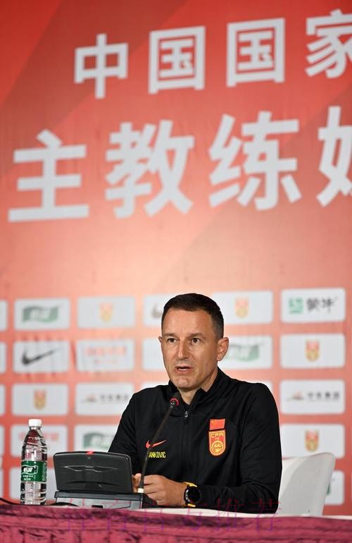 中国国家男子足球队海口集训，主教练扬科维奇出席媒体见面会